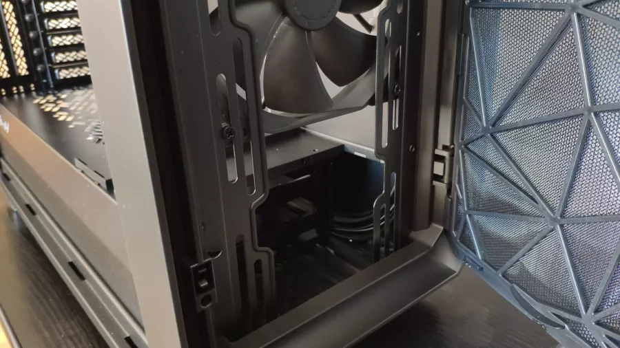 Fractal-Meshify-2-Case-Recenzia-21-scaled