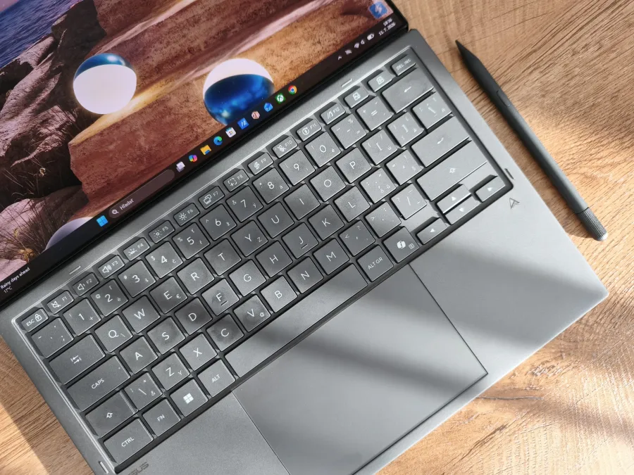 Asus Zenbook DUO 2026 UX8407AA detail kl&aacute;vesnice