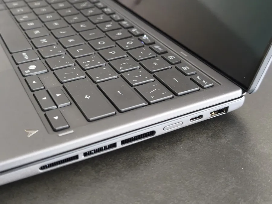 Asus Zenbook DUO 2026 UX8407AA porty na pravej strane